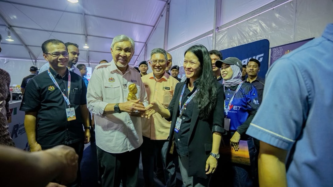 Malaysia’s Deputy Prime Minister, YAB Dato’ Seri Dr. Ahmad Zahid Hamidi, visited the Claz’room College booth and received a customised 3D-printed commemorative gift presented by Claz’room College and industry partner Yizumade.