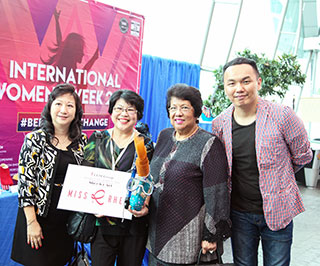 Chairperson of Sri UCSI School Datin Lily Ng (left) accompanied by CEO of Yayasan Budi Penyayang Malaysia YABhg Dato’ Leela Mohd Ali and event organiser Lucas Lim posing for a photo with an award recipient.
