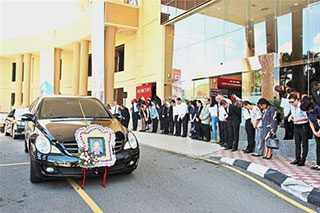 Senior management, lecturers and students pay their last respects as the hearse bearing Dr Lee’s remains passes INTI International University in Nilai.