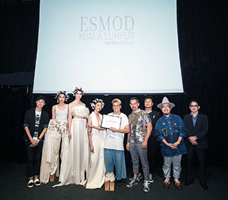 Ryan received ESMOD KL’s prestigious Best Fashion Design Award after the ESMOD KL Fashion Show 2017 from Paul, standing amidst fashion design celebrity Carven Ong and Moto Guo.