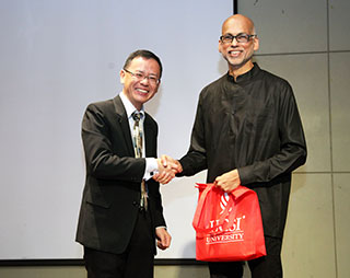 Professor Dr P’ng Tean Hwa, Director of the Institute of Music at UCSI University, presents visiting professor Dr André de Quadros with a token of appreciation after his public lecture.