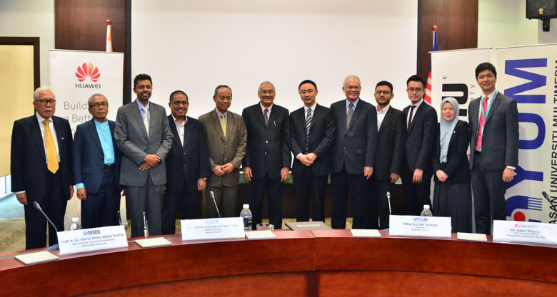 Prof. Datuk Ts. Dr. Ahmad Rafi Mohamed Eshaq (third from left) with Mr. Baker Zhou Xin (six from right) and delegates from HUAWEI, YUM and MMU are posing for the camera at the MoA signing ceremony recently.
