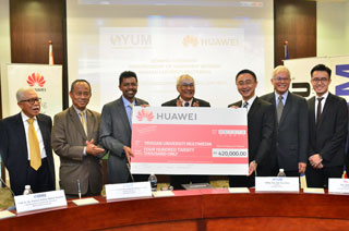 Prof. Datuk Ts. Dr. Ahmad Rafi Mohamed Eshaq (left) receiving the mock cheque from Mr. Baker Zhou Xin (right) at the MoA signing ceremony recently. While (from left) Dato’ Zainal Abidin Putih, Tan Sri Dr. Sulaiman Mahbob, Tun Dato Seri Zaki Tun Azmi,  Dato’ Wong Siew Hai and Mr. Zac Chow Chii En look on.