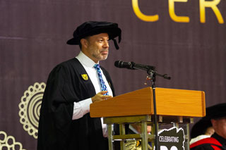 The High Commssioner addressing the graduates.
