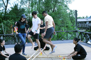 Students experiencing ‘Alu-alu’, a Melanau traditional bamboo dance, at Lamin Dana.