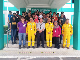 Posing for group photo with Petronas LNG staff at Bintulu Integrated Facility.