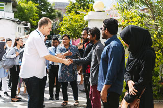 Prof. Ron Edwards, Vice Chancellor of APU (left), interacted with students of the Maldives National University during his visit as part of the study tour.