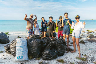 As part of their educational experience, the #APUAbroad Study Group engaged in a beach cleaning activity to address the issues of marine pollution.