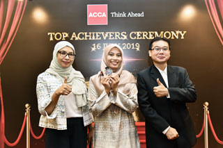 Nur Amira binti Arifin, 23, from INTEC Education College elated as she was confirmed to be the top scorer in Malaysia and fourth in the world for the Strategic Business Leader (SBL) paper, flanked by IPAC Education Director, Associate Professor Mahfudzah Mohamed and her lecturer Anuar Mohd Ismail.