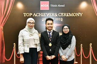 Abdurrahman Apandi, 19, from INTEC Education College celebrated with IPAC Education Director, Associate Professor Mahfudzah Mohamed (L) and Noorhayati Mohamed (R), his lecturer as he demonstrated Malaysia’s capability to produce top accounting talents by scoring a perfect 100% for the ACCA Certified Accounting Technician (CAT) Management Accounting (MA 1) paper.