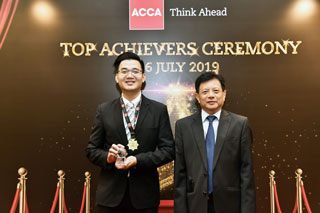 Sunway TES Executive Director, Teo Ee Sing posing for a photograph with Sunway TES graduate Tan Lin Fang, 21, who received recognition as bronze Top Affiliate in the recent March 2019 ACCA examinations.