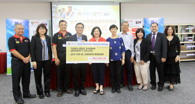 Prof Ir Dr Lee Sze Wei (4th from left) and Sister Fu Han (5th from left) holding the mock cheque of RM800,000 in a group photograph, together with Assoc Prof Dr Oo Pou San (extreme left), Assoc Prof Dr Ng Swee Chin (2nd from left), Assoc Prof Dr Chook Ka Joo (3rd from left), Sister Fa Gong (5th from right), Brother Xu Te (4th from right), Vice President of BMMB, Sister Dong Cao (3rd from right), Brother Wen Jun (2nd from right) and Sister Wen You (extreme right).