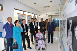 Prof Ir Dr Lee (third from left) leading the gallery tour for the distinguished visitors, YM Sharifah Nur Aza (in wheelchair), YM Tunku Muinuddin Putra (third from right), YM Tunku Rozani Putra (second from right), YM Tunku Munawirah Putra (second from left) and Encik Rizal Adam Hon (leftmost) together with Tan Sri Dato’ Dr Sak Cheng Lum (rightmost), Chairman of the Board of Trustees of CECE Education Foundation and Assoc Prof Dr Chook Ka Joo (fourth from right), Vice President of TAR UC.