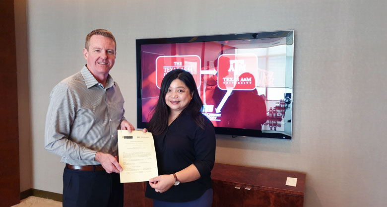 Gammon and Lim exchanging the MoU documents in Kuala Lumpur recently