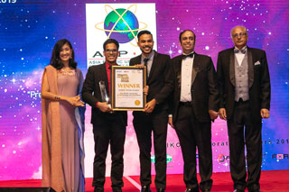 Members of the winning team (2nd from left: Mohamed Mafaz Mohamed Ahsan, Middle: Akshey Kumar) receiving their award from CEO of MDEC, Surina Shukri (left), PIKOM Chairman, Ganesh Kumar Bangah (2nd from right) and APICTA Chairman, Stan Singh-Jit (right).