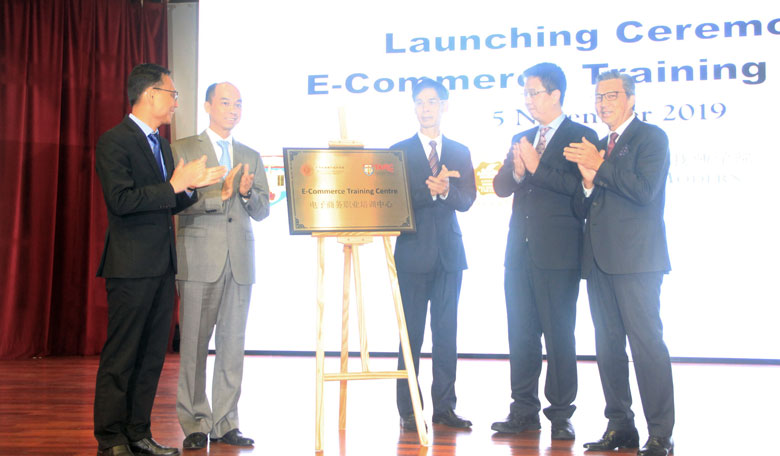 The unveiling of the TAR UC E-commerce Training Centre plaque by the distinguished guests at the launching ceremony (from right to left): Dato’ Sri Liow Tiong Lai, Mr Zhang  Zhen, Mr Huang  Keming, Mr Zhou Gui and Prof Ir Dr Lee Sze Wei.