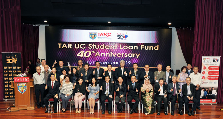 Group photo of loan donors and representatives and TAR UC Board of Governors members, Dato’ Yap Kuak Fong (seated leftmost), Dato’ Sri Dr Hou Kok Chung (seated 5th from left), Dato' Ir. Dr. Gue See Sew (seated 6th from left), Prof Ir Dr Lee Sze Wei (seated 5th from right) and Prof. Dr. Durrishah binti Idrus (seated 4th from right).