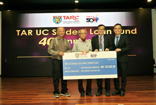 Presentation of mock cheque for the establishment of the TARC – Lee Thong Lock Family Student Loan.(From left): Mr Lee Lin Seng, Mr Lee Choon Seng, Dato’ Sri Dr Hou Kok Chung, Prof Ir Dr Lee Sze Wei