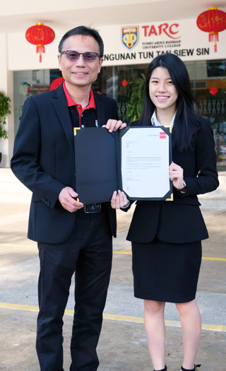 Caroline together with Prof Ir Dr Lee Sze Wei, President of TAR UC who congratulated Caroline on her achievement.