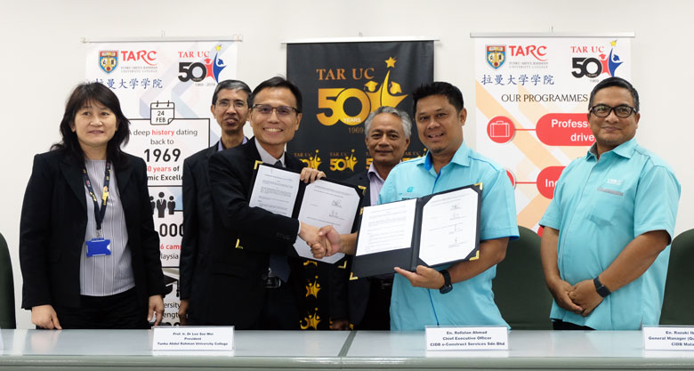 Prof Ir Dr Lee Sze Wei (third from left) and Mr Rofizlan Ahmad (second from right) holding up the MoU between TAR UC and CIDB e-C, witnessed by (from left) Assoc Prof Dr Ng Swee Chin, Assoc Prof Sr Ooi Lay Yong, Dean of the Faculty of Built Environment, Datuk Ir Elias Ismail, Deputy Chief Executive, CIDB, and Tuan Haji Razuki Ibrahim.