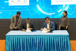APU, represented by Deputy Vice-Chancellor (DVC) and Chief Innovation Officer, Prof.Ir Ts Dr Vinesh Thiruchelvam (sitting, left) enters a new partnership with FAOM through a MOA Signing Ceremony today. (Sitting, right: President of FAOM,