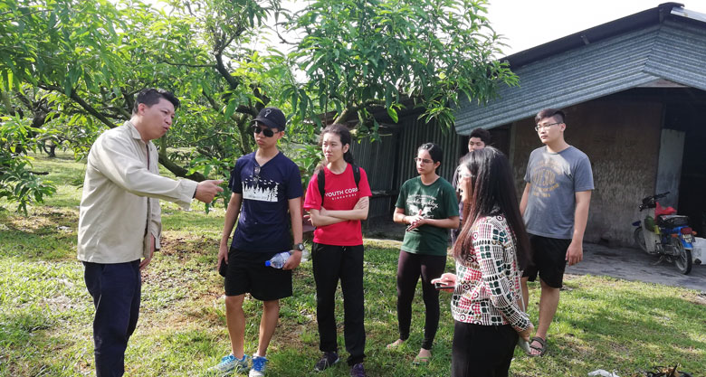 NUS students interviewing the villagers