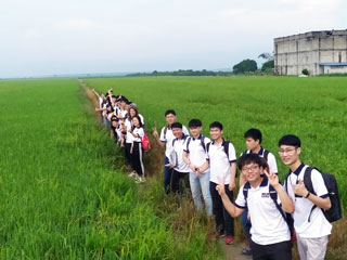 International students touring Chui Chak village