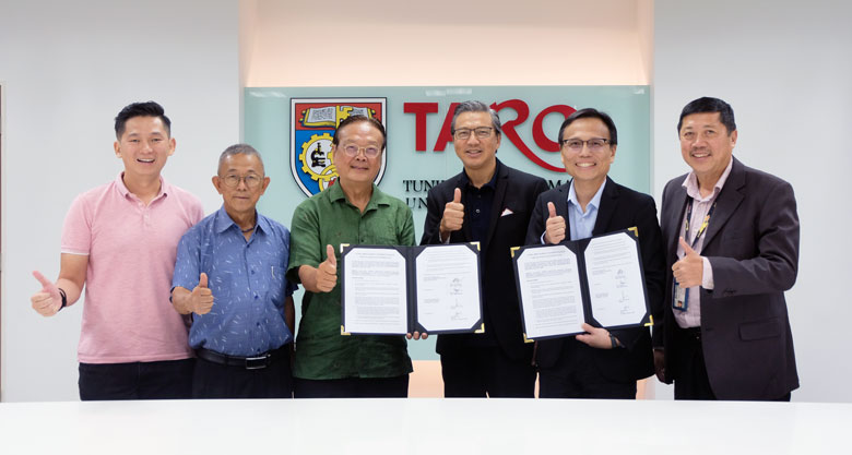 TAR UC and MCA Selayang officials exchanging the agreement on the TARC-MCA Selayang Student Loan. (From left to right) Mr Kang Meng Fuat, MCA Selayang Committee Member , Mr Lim Choon Hock, MCA Selayang Deputy Chairman, Datuk Goh Ah Ling, Dato’ Sri Liow Tiong Lai, Prof Ir Dr Lee Sze Wei and Mr Tan Seng Seng, Director, Department of Student Affairs, TAR UC