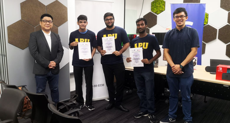 Team Shellhound (center) receiving their prizes at the award ceremony. Left: Victor Lo, Head of CyberSecurity, Malaysia Digital Economy Corporation (MDEC)