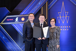 Ir. Dr. Freddy Tan Kheng Suan (centre) shares his joy with his dedicated parents, Mr & Mrs Tan Kwang Sang.
