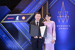 Ir. Dr. Freddy Tan Kheng Suan’s wife witnesses the proud moment of him receiving the prestigious 2021 Merdeka Award Grant for International Attachment certificate.