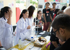 3_Curtin students showcasing their project at the Innovation Expo.jpg