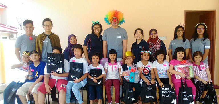 Curtin foundation students visit Sarawak Children’s Cancer Society
