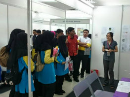 Yeong_explaining_her_project_to_visitors_to_her_booth_during_the_competition.jpg