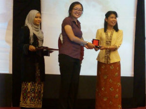 Yeong_receiving_her_prize_from_a_representative_of_USM.jpg