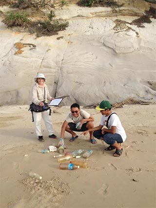 Curtin applied geology students conduct research while cleaning up Fossil Beach