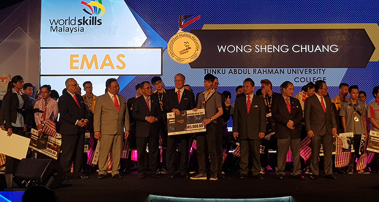 Wong Sheng Chuang (front row fifth from right) receiving the medal, mock cheque and certificate from Dato’ Sri Dr Richard Riot Anak Jaem (front row sixth from left), Minister of Human Resources at the WorldSkills Malaysia Belia 2017 Competition.