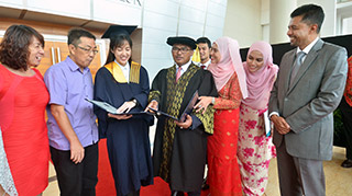 Chief Minister of Melaka, Datuk Seri Utama Ir Dr Idris Haron (middle) sharing a light moment with President Award Recipient, Kuan Yie Meng (three from left) while witnessed by Presiden MMU, Prof Datuk Dr. Ahmad Rafi Mohamed Eshaq (right) and respective family members, at the MMU’s 18th Convocation Ceremony at Dewan Tun Canselor MMU, Cyberjaya.
