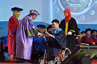 Ahmad Amin Abd Rashid (left) and Chan Wei Jian (right) receiving scroll from the Pro Chancellor of MMU, Tan Sri Dato’ Sri Dr. Halim Shafie at MMU Convocation Ceremony 2017.