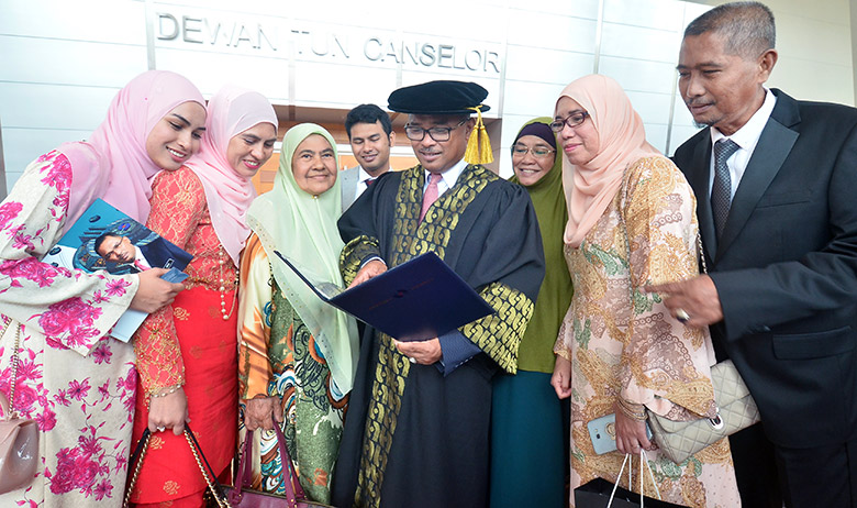 Idris Haron (middle) celebrating with his family members on his achievement of Honorary Doctor of Knowledge Science at the MMU’s 18th Convocation Ceremony at Dewan Tun Canselor MMU, Cyberjaya on 10 September 2017.