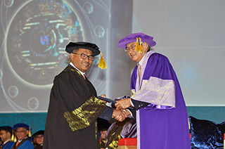 Idris Haron (left) receives Honorary Doctor of Knowledge Science from Tun Zaki Tun Azmi, the MMU Chancellor at the MMU’s 18th Convocation Ceremony at Dewan Tun Canselor MMU, Cyberjaya on 10 September 2017.