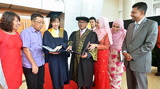 Idris Haron (middle) sharing a light moment with President Award Recipient, Kuan Yie Meng (three from left) while witnessed by Presiden MMU, Prof Datuk Dr. Ahmad Rafi Mohamed Eshaq (right) and respective family members, at the MMU’s 18th Convocation Ceremony at Dewan Tun Canselor MMU, Cyberjaya on 10 September 2017.