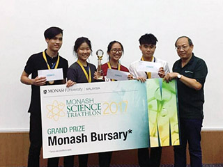 Caption: Champions of the Monash Science Triathlon 2017 – (from left to right) Noah Lee, Tan Chia Wen, Teh Hui Wen and Mark Alexis Chia Jihnming
