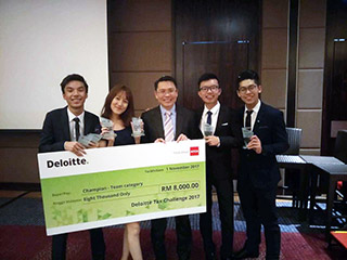 Team Taxpacito receiving the mock cheque of RM8,000 upon being named Champion in the team category. (From left: Chong Hsien Leon, Tiffany Thong, Mr Yee Wing Peng, Country Tax Leader of Deloitte Malaysia, Yap Chin Siong and Carlos Wong.)