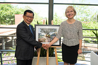 Professor Terry presenting Datuk Patinggi Tan Sri Dr George Chan a framed photograph of the Sarawak Garden.