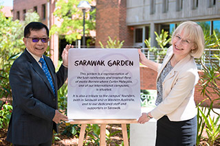 Curtin Malaysia Pro-Chancellor Datuk Patinggi Tan Sri Dr George Chan presenting Professor Terry a plaque to commemorate the opening of the Sarawak Garden.