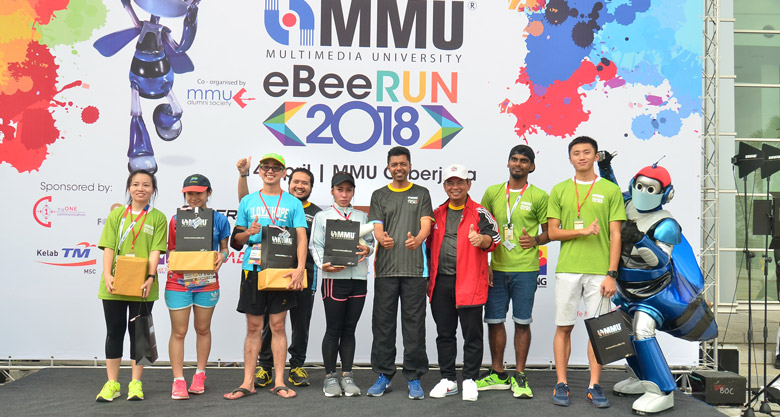 Prof. Datuk Dr. Ahmad Rafi Mohamed Eshaq (middle) together with Nor Suhaimi Sulong (third from right are posing for the camera with some of the prize winners of MMU e-Bee Run 2018 at MMU Cyberjaya, today (14 April 2018).