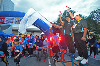 Prof. Datuk Dr. Ahmad Rafi Mohamed Eshaq (middle) flag off the runners together with Nor Suhaimi Sulong (right) and Mohd. Amin Abdullah Sani to start the MMU e-Bee Run 2018 at MMU Cyberjaya, today (14 April 2018).