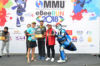 Teo Beng Seon receives the prize for second place in Men Open category in 21 KM Marathon from Prof. Datuk Dr. Ahmad Rafi Mohamed at the MMU e-Bee Run 2018 at MMU Cyberjaya, today (14 April 2018). Also present Nor Suhaimi Sulong (right).