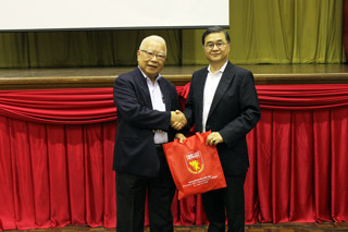 Tan Sri Dato’ Teo Chiang Liang presented a token of appreciation to guest speaker Ir Rocky Wong during the event.